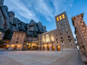 Mærk den eventyrlige stemning omkring det berømte Montserrat-kloster nær Barcelona