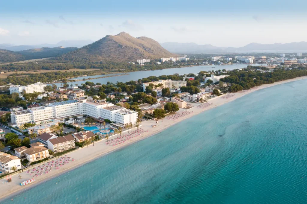 Alcudias strand er blandt de absolut bedste på Mallorca