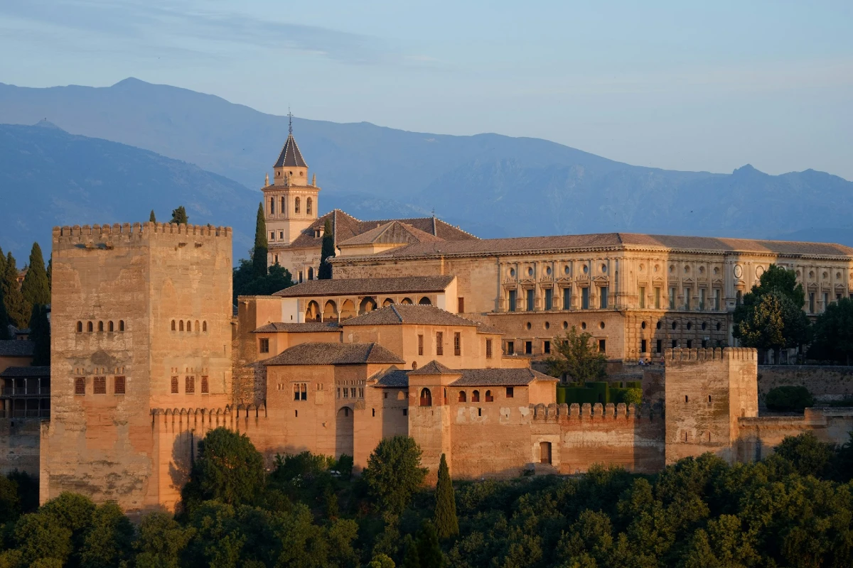 Alhambra i Granada lokker mange turister på udflugt under en ferie i Malaga