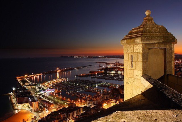 Alicante by night set fra Santa Barbara - fotograferet af Datmater