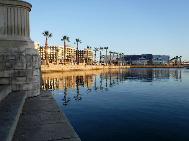Alicantes casino ligger nede ved marinaen - fotograferet af Lewis Bingle