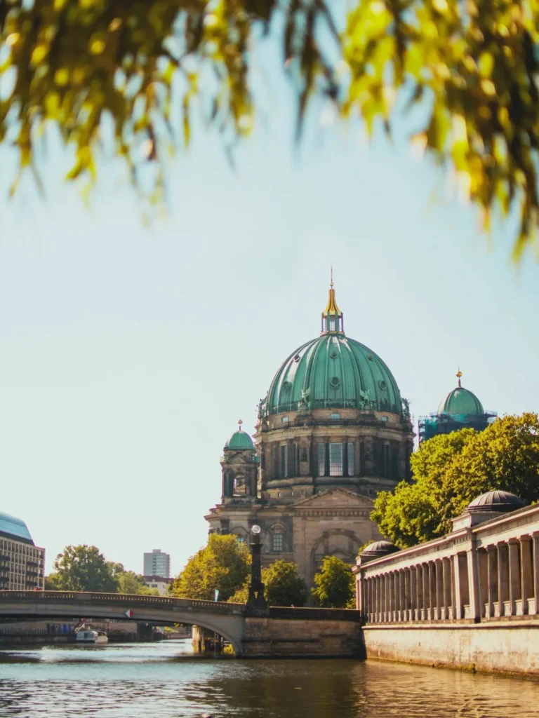 Der er en flot udsigt over Spree og resten af Berlin fra Berliner Dom