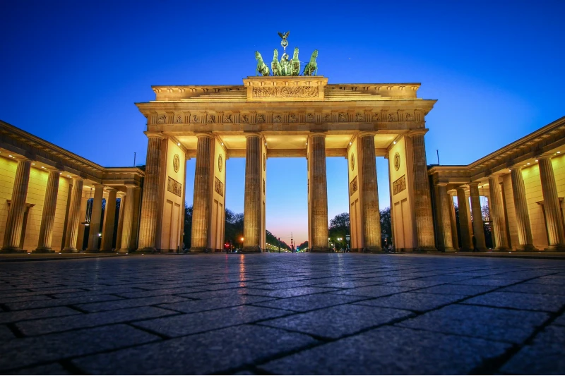 Brandenburger Tor er en gammel byport og det vigtigste vartegn i Berlin