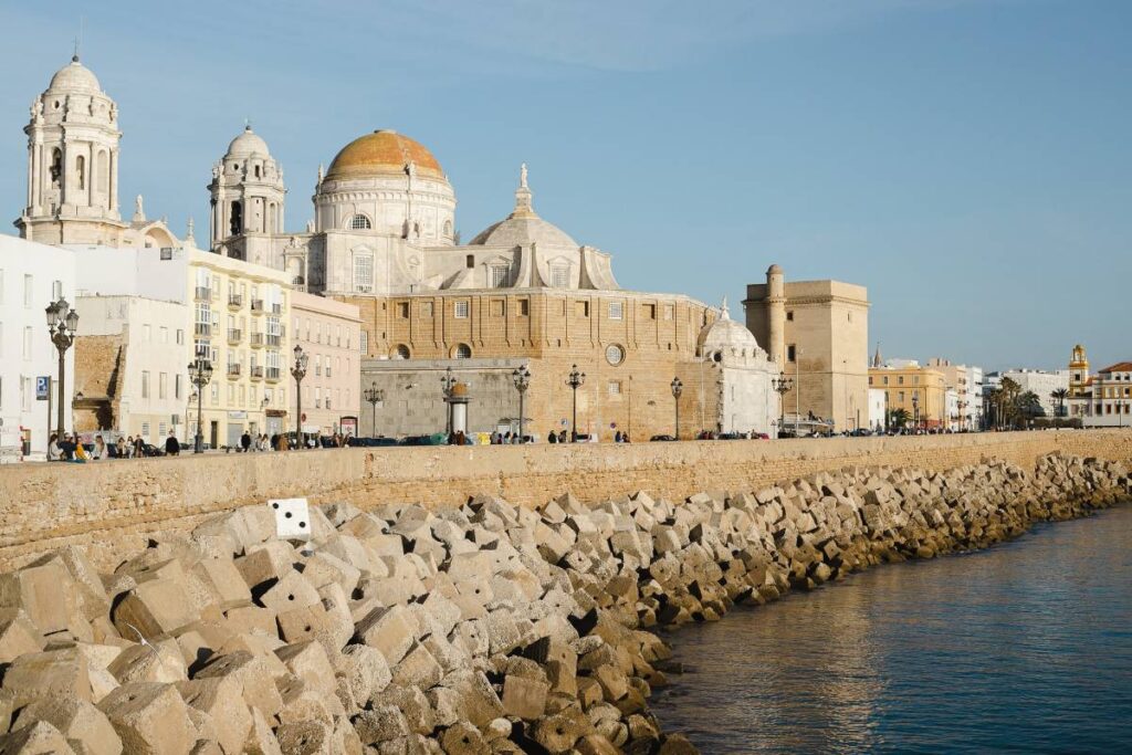 Den smukke katedral i Cadiz