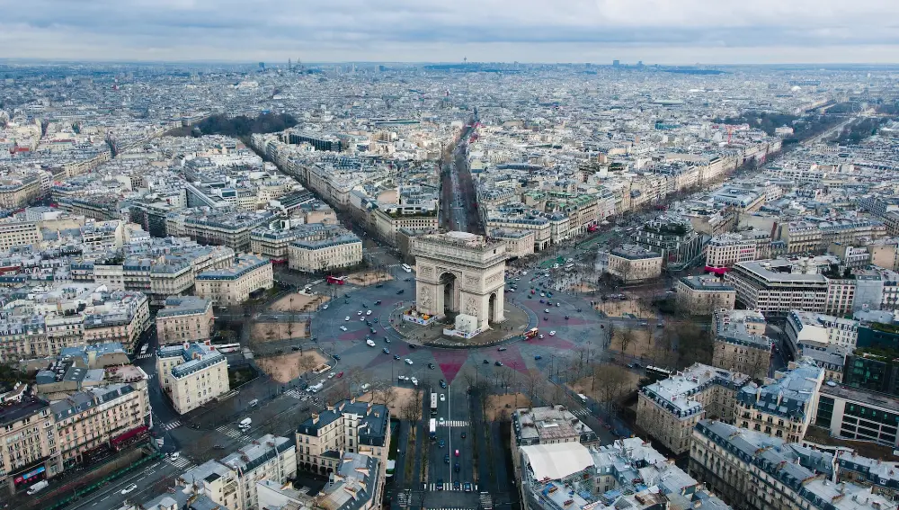 Avenue des Champs Élysées i Paris er blandt verdens mest berømte gader