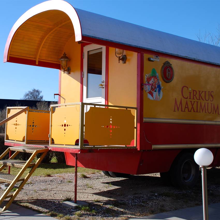 Overrask børnene med en overnatning i cirkusvogn ved Limfjorden