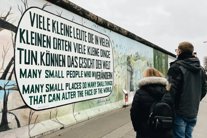 East Side Gallery i Berlin er en 1316 meter lang rest af Berlinmuren med graffiti