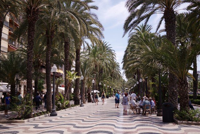 Gå en tur og nyd stemningen på esplanaden i Alicante - fotograferet af Nicolas Vigier