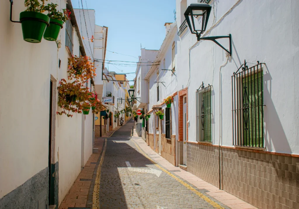 Estepona er en mindre kendt ferieby på Costa del Sol