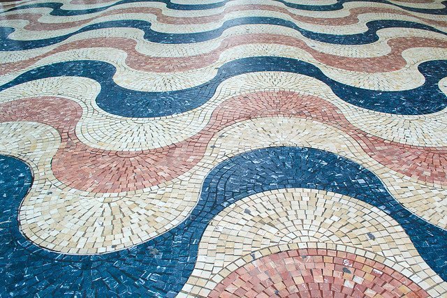 Læg mærke til det bølgede mønster i fliserne på Alicantes esplanade - fotograferet af Ley