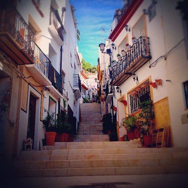 Der er mange trapper i Alicantes gamle bydel - fotograferet af Roble Podrido