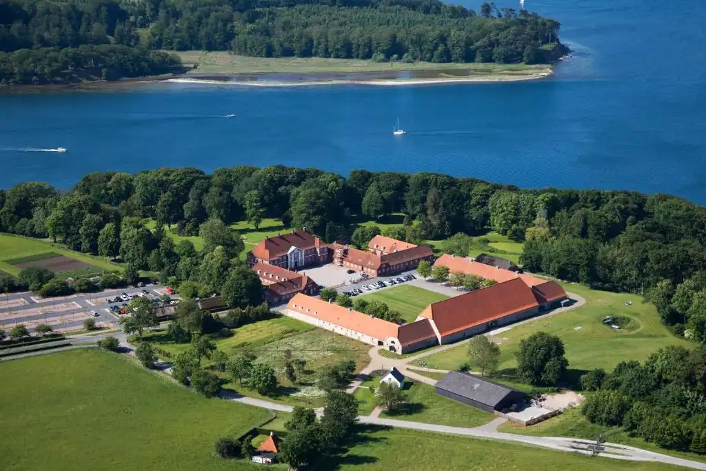 Hindsgavl Slot i Middelfart har en naturskøn beliggenhed med udsigt over Lillebælt