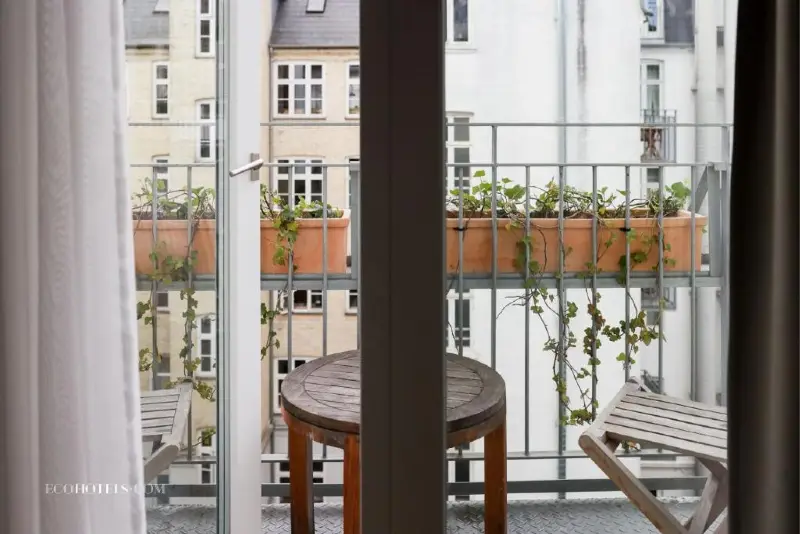 Hotel med balkon ind mod gården centralt i København