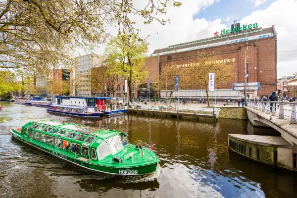 Kanalrundfart i Amsterdam med besøg hos Heineken