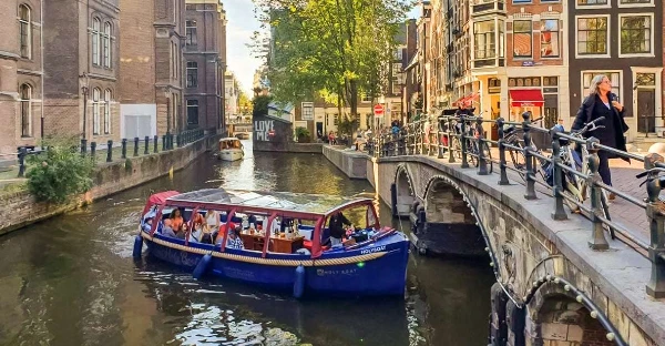 Kanalrundfart i Amsterdam for rygere