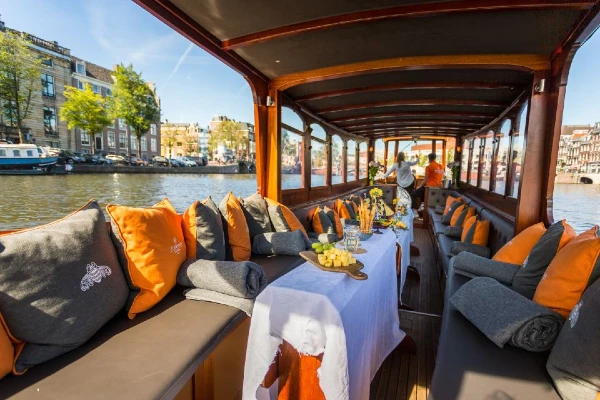Klassisk kanalrundfart i Amsterdam med vin og ost