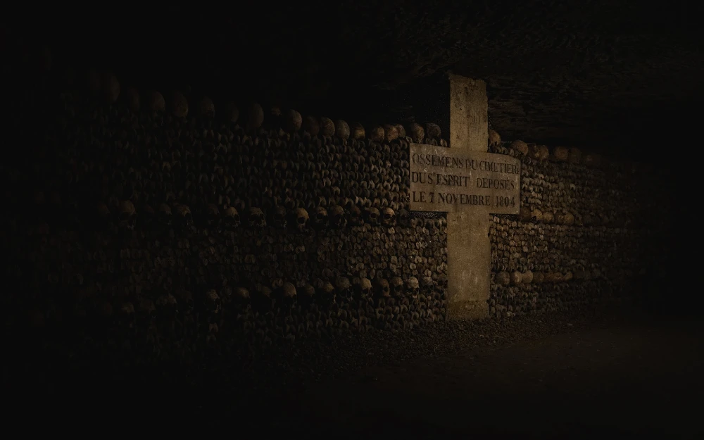 Katakomberne i Paris er en underjordisk labyrint, som giver et unikt indblik i Paris' fortid