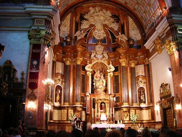 Imponerende udsmykninger i en af Alicantes kirker fotograferet af Bea & Fredi