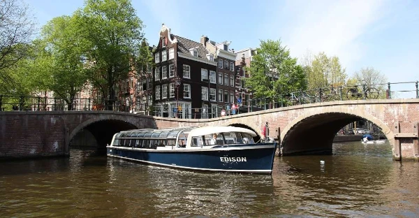 75 minutters kanalrundfart i Amsterdam