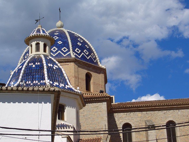 Traditionel kuppel med blå keramik i Alicante - fotograferet af Juliana Soto