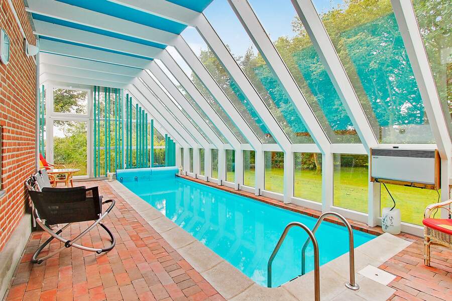Arkitekttegnet sommerhus med indendørs pool i rolige omgivelser ved Limfjorden
