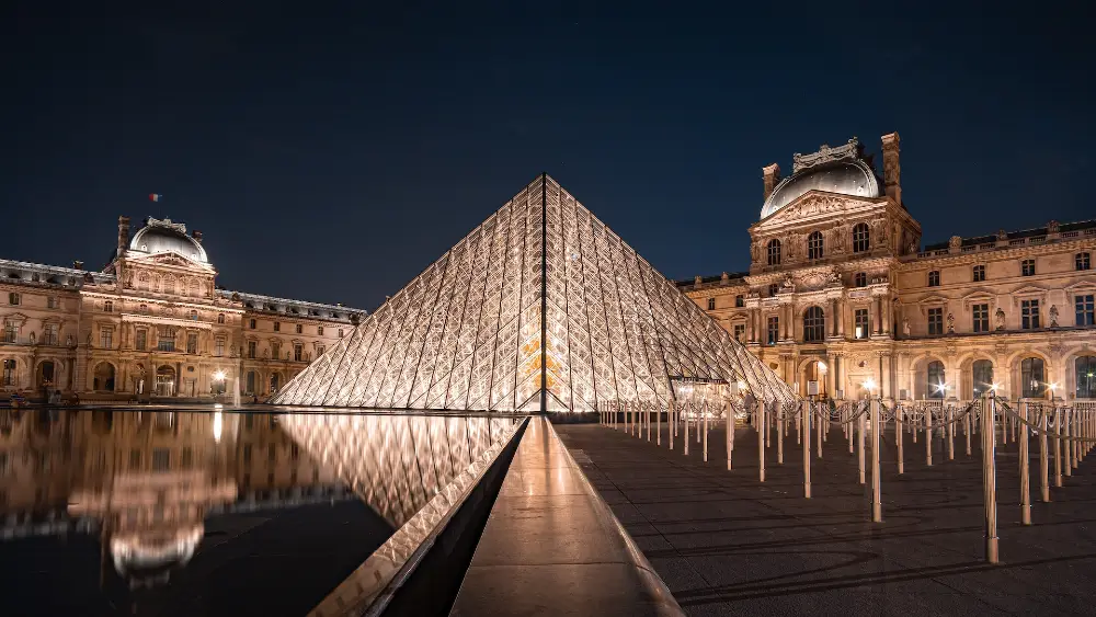 Louvre med den kendte glaspyramide er det mest berømte museum i Paris