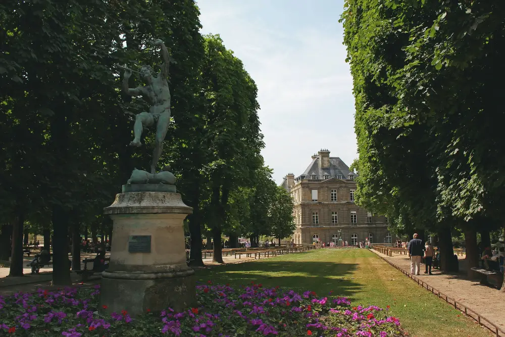 Luxembourg-haven er en stor flot park i den sydlige del af Paris