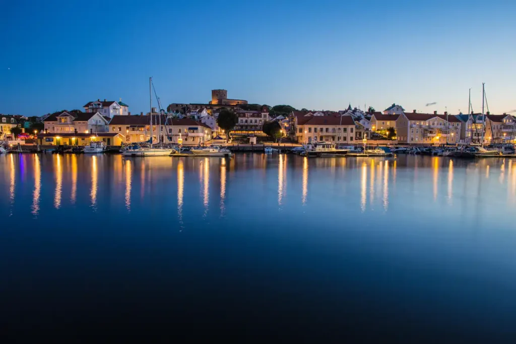 Marstrand er byen, hvor den svenske overklasse ferierer og fester om sommeren.