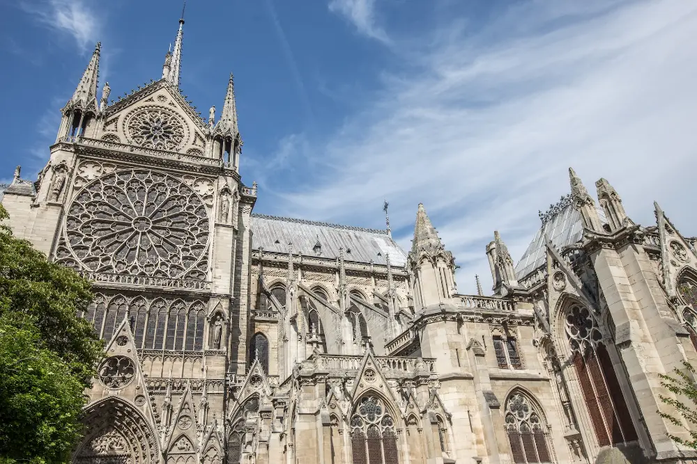 Notre-Dame er den kendte katolske katedral med en central beliggenhed i Paris