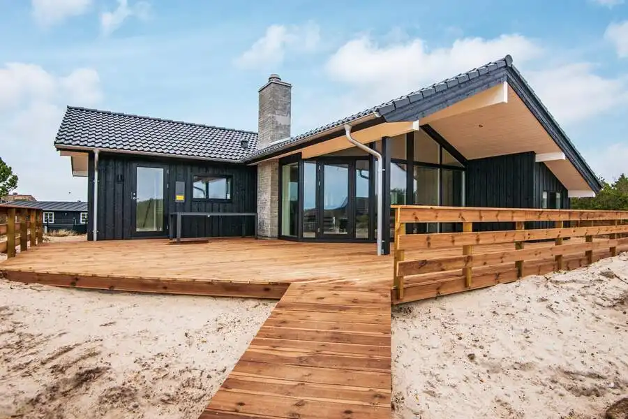 Nybygget sommerhus i Henne Strand kun 400 meter fra vandet
