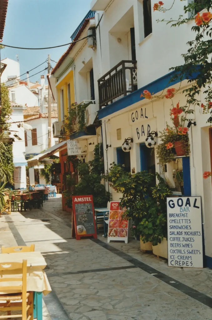 Hyggelig gade i græsk landsby