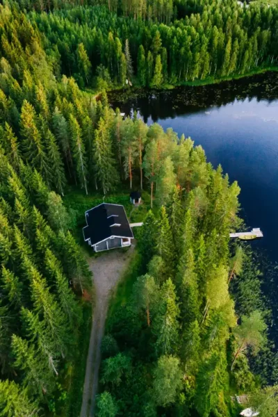 7 fredfyldte overnatninger midt i Sveriges skove