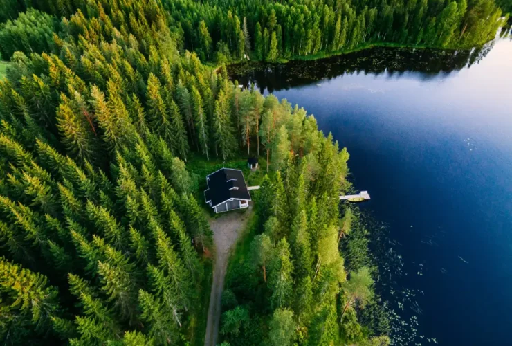 7 fredfyldte overnatninger midt i Sveriges skove