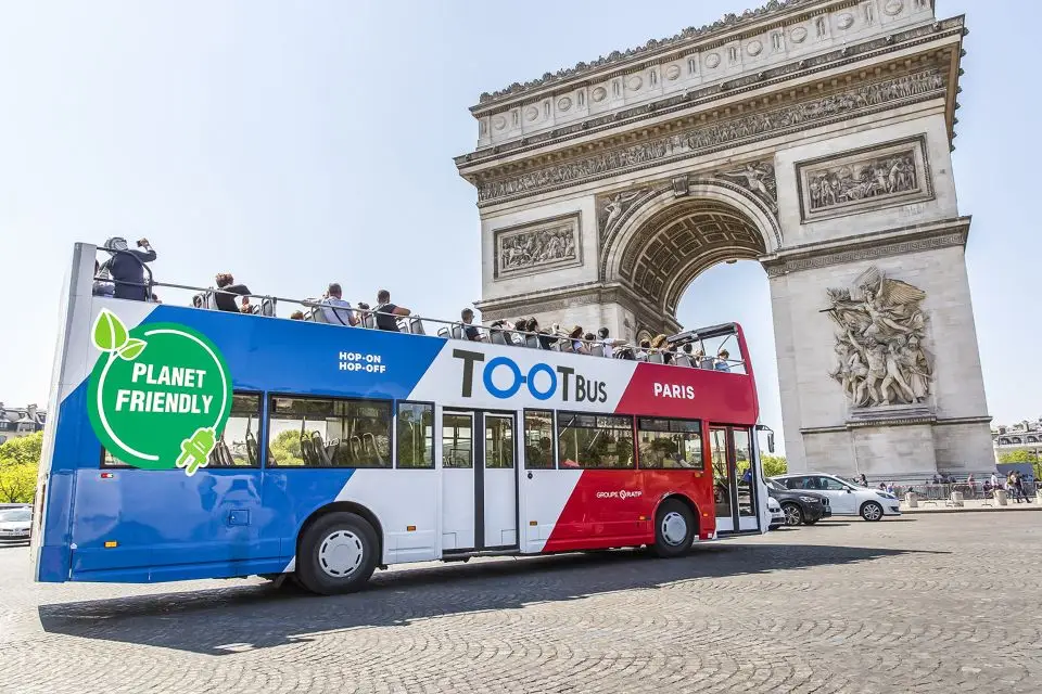 Hop on - hop off bus gennem Paris