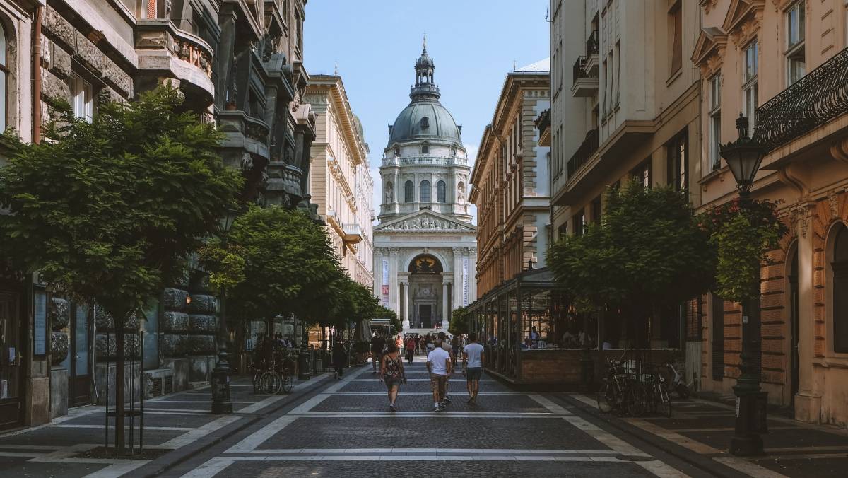 Budapest er en romantisk kurby og hovedstad i Ungarn