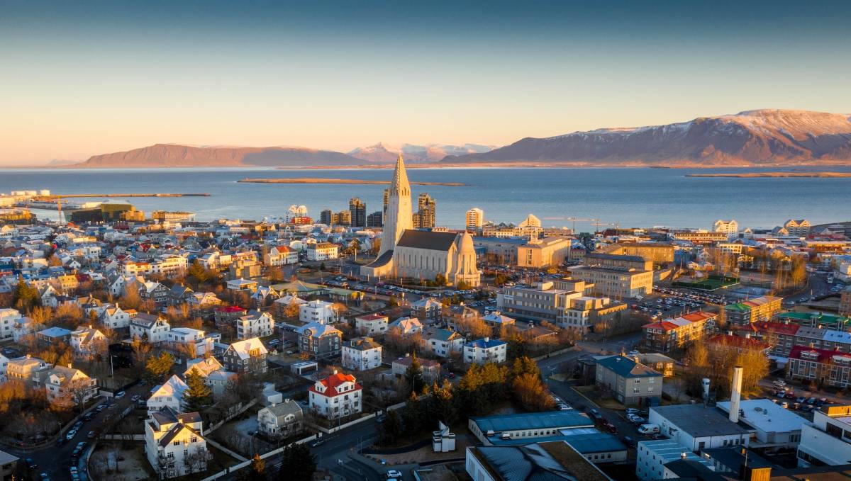 Nordlys eller lange lyse sommernætter er den perfekte baggrund til en romantisk ferie i Reykjavik