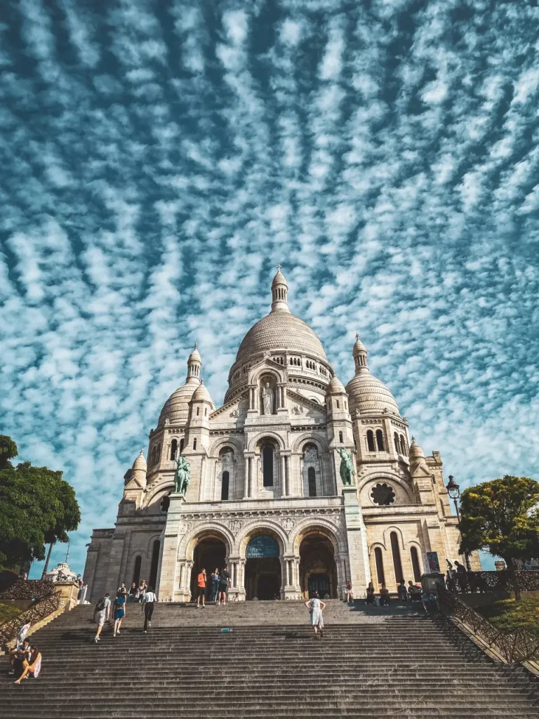 Sacré-Coeur er en kirke, som ligger på det højeste punkt i Paris