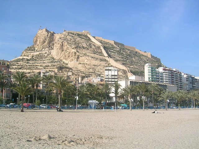 Du kan også nyde synet af Santa Barbara fra Alicantes strand - fotograferet af Bitacora Digital