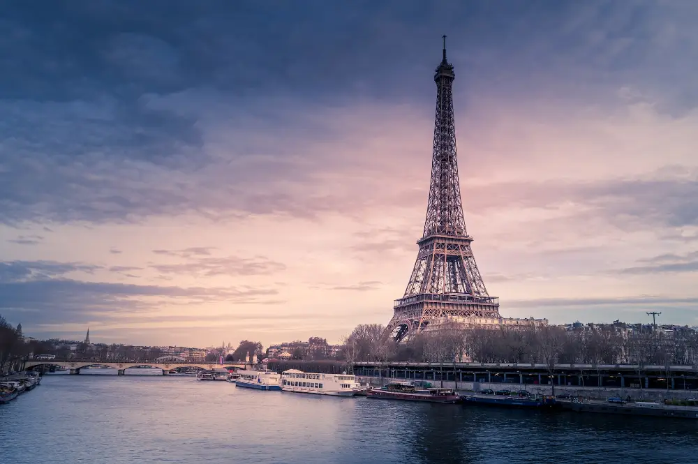 En sejltur på Seinen kan være en romantisk oplevelse i Paris