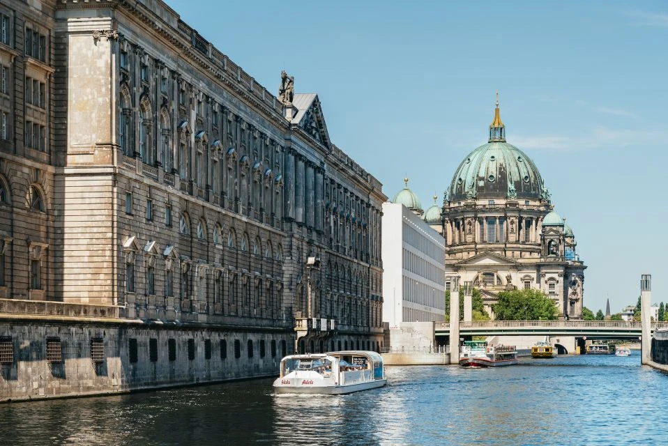 Sightseeing på en sejltur gennem Berlin kan være en god måde at starte din ferie