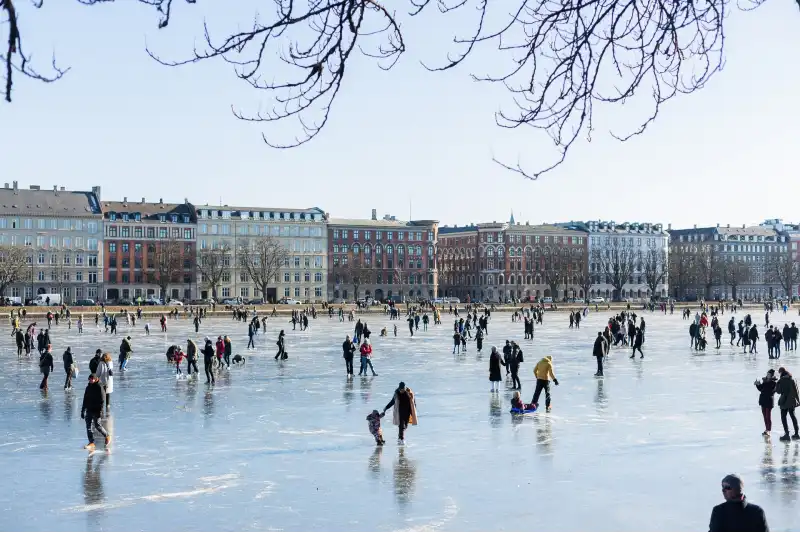 Om vinteren er der mulighed for at stå på skøjter i København.