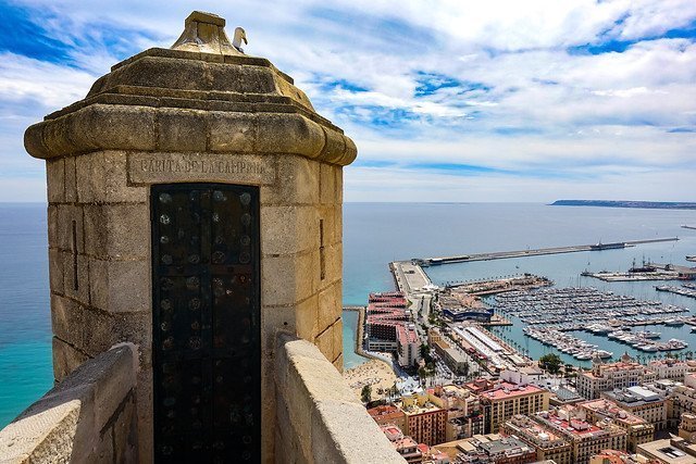 Smuk udsigt over Alicantes marina fra Santa Barbara - fotograferet af Juan Carlos Molina Giménez