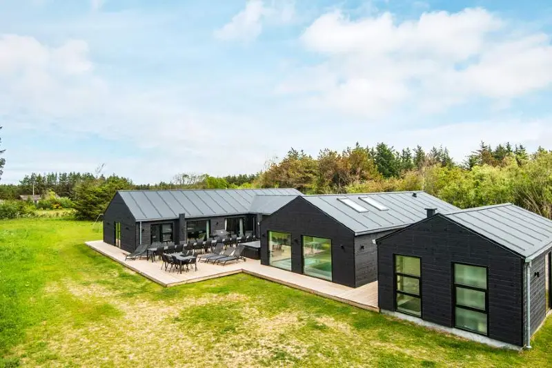 Nyt,  moderne og stort sommerhus i Nordjylland med plads til 28 personer og hund