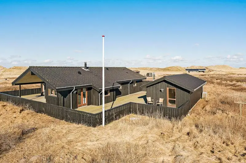 Sommerhus i Nordjylland med indhegnet terrasse og kort afstand til strand