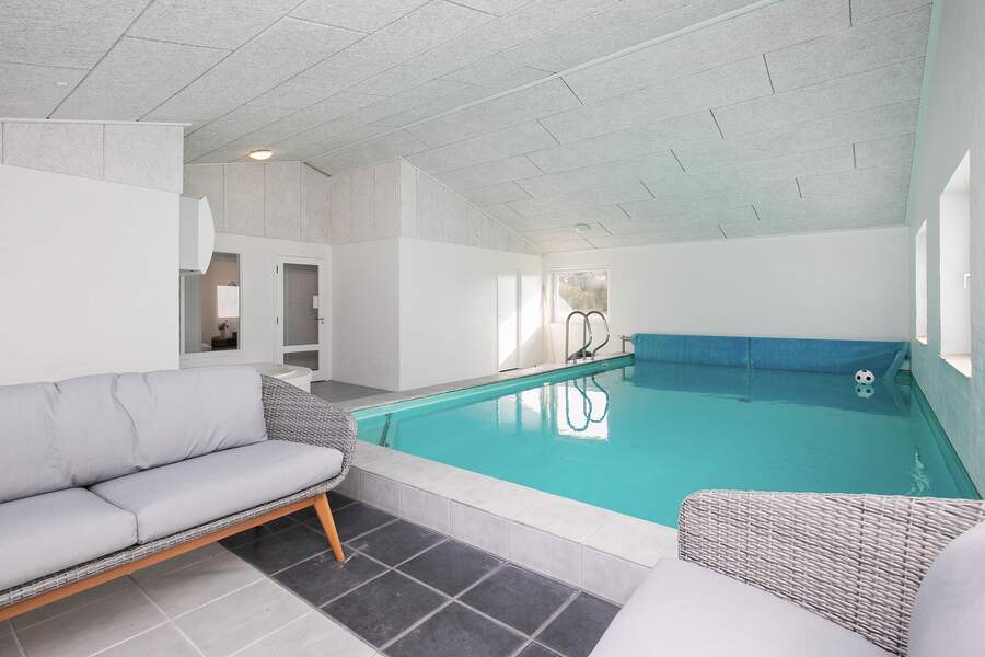 Renoveret sommerhus med stor indendørs pool og spa i Vejers Strand