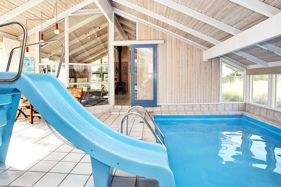 Stort last minute sommerhus med indendørs pool, spa og sauna på Læsø
