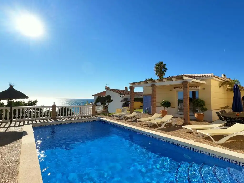 Spansk villa med privat pool og kort afstand til strand og by