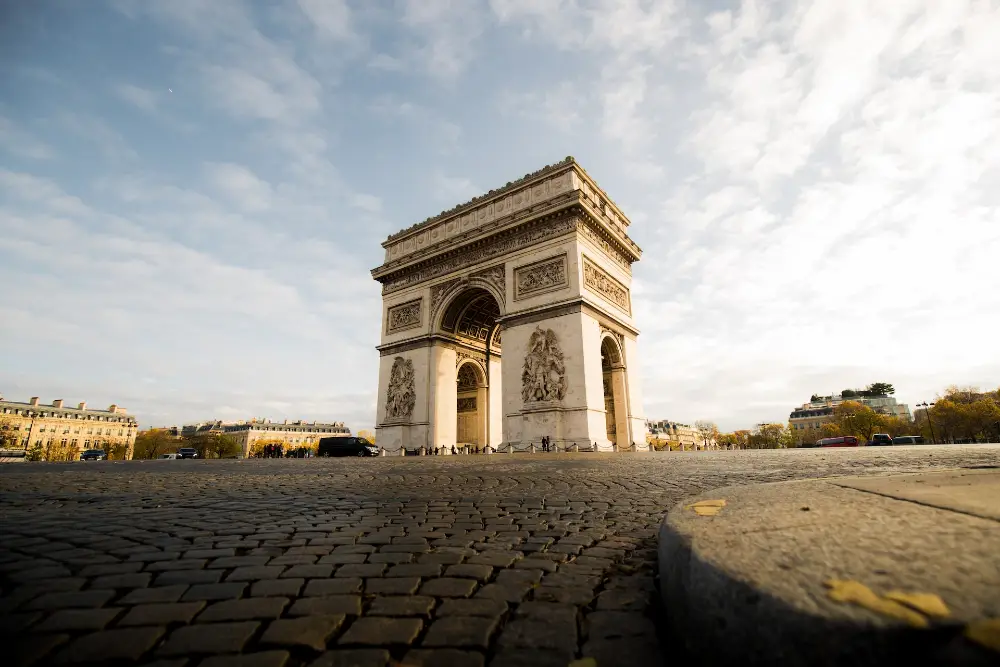 Triumfbuen er et kendt vartegn for Paris