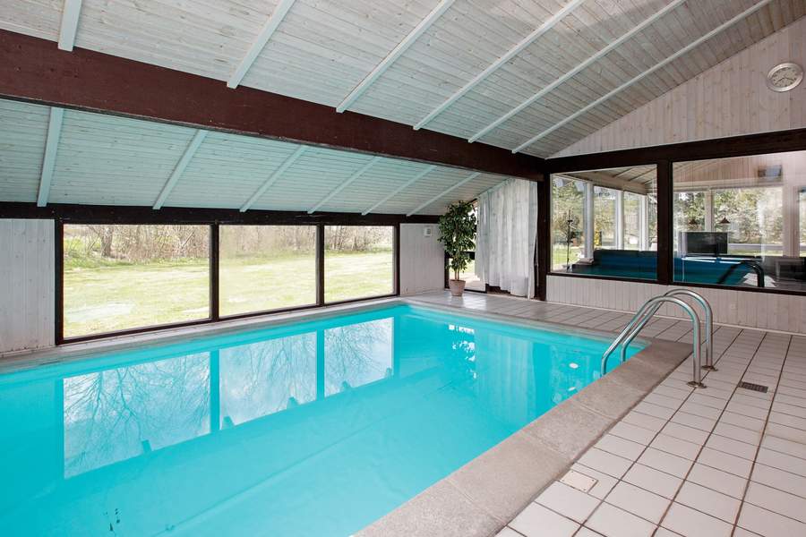 Sommerhus med unik beliggenhed og indendørs swimmingpool i Tversted